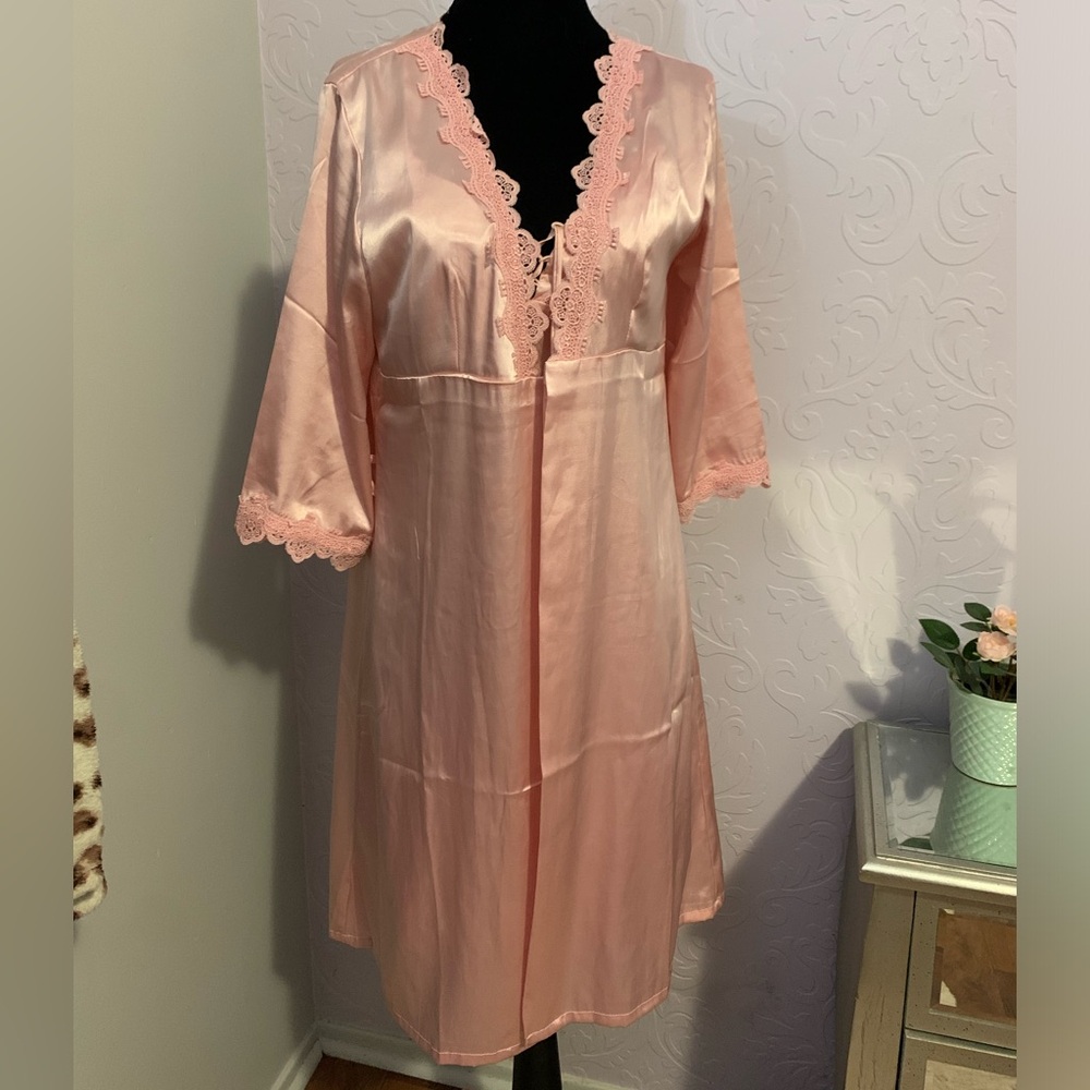 Pink satin nightgown & robe set - Picture 1 of 7